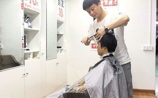 免费理发的短视频制作 不办卡不推销！10元快剪店逆袭，理发师月入2万元