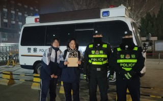 交警宣传短视频制作 双向奔赴的温暖！学生制作贺卡，致敬护校交警